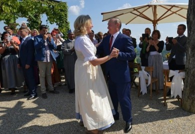 Bivša austrijska ministarka koja je plesala s Putinom seli se u Rusiju