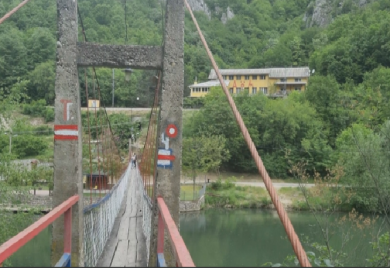 Viseći most se otkačio, 12 ljudi povrijeđeno a jedna osoba smrtno stradala