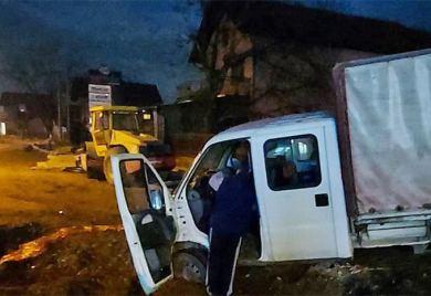 Nakon auta, u rupu na gradilištu upao i kamion