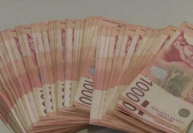 Dobio oko stotinu hiljada maraka na kladionici, kolege počastio burekom