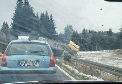 Kamion i auto sletjeli sa puta nakon teškog sudara
