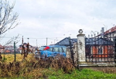 Vozilom udario u banderu i uletio u dvorište: Povrijeđena jedna osoba