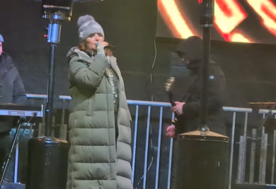 Burno na dočeku u Čačku: Ana Bekuta gađana grudvama, prekinula koncert, pa nastavila da pjeva iz kombija!