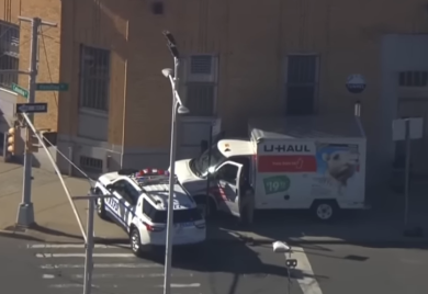 Bježao od policije pa kombijem gazio pješake (VIDEO)