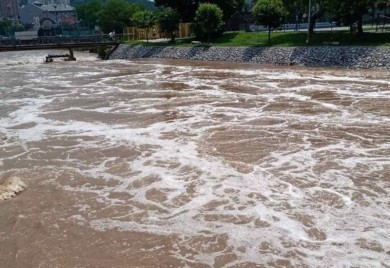 Žene spasile dječaka i djevojčicu iz ledene bujice