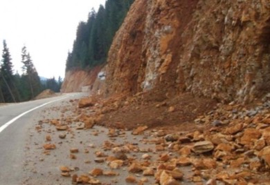 Stanje na putevima: Kolovozi suvi, mogući odroni