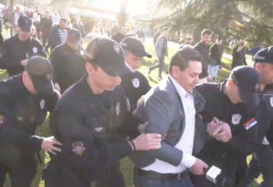 (VIDEO) Čekalo ga 10 POLICAJACA: Ponovo priveden Nemanja Šarović
