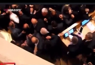 Haos u gruzijskom parlamentu: Poslanici se potukli prije glasanja o zakonu “o stranim agentima” (VIDEO)