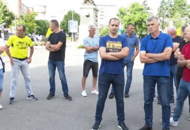 Farmeri iz Bijeljine održali protest ispred Gradske uprave; Petrović odbio da ih primi