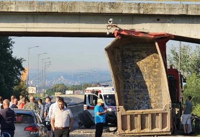 Kamion udario u nadvožnjak na brzoj cesti u Banjaluci, vozač završio na UKC RS (VIDEO)