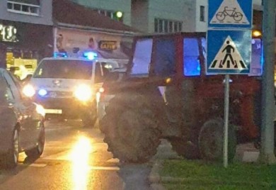 Zabio se traktorom u stub, pa sjeo u kafanu da odmori
