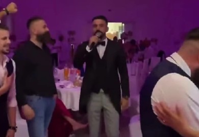 Pravoslavni sveštenik pjevao Čolu na svadbi efendije iz Mrkonjić Grada (VIDEO)