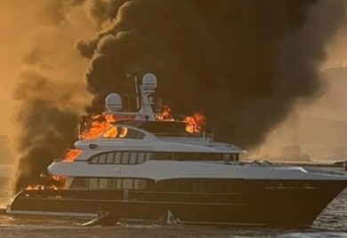 (VIDEO) DRAMATIČAN SNIMAK Izgorjela jahta poznatog milijardera, završila na dnu mora