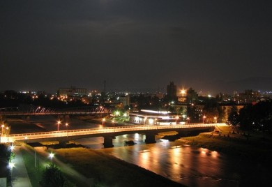 Maloljetnica pala sa zgrade, ljekari joj se bore za život