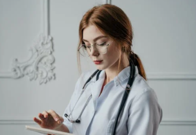 Pacijent "podivljao" u Domu zdravlja: Medicinsku sestru gađao bocom u glavu