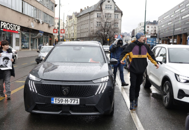 Nakon protesta u Sarajevu privedeno pet osoba, premijer poodnio ostavku