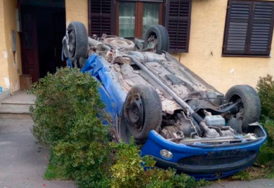 Automobil izletio sa puta i prevrnuo se ispred kuće