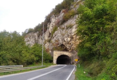 Na putu Donji Vakuf-Jajce otežan saobraćaj zbog slijetanja teretnog vozila