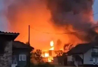 Gori firma kod Tešnja, vatrenu stihiju gase i vatrogasci iz Doboja (VIDEO)