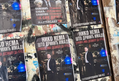 Razriješena misterija plakata o kojima bruji Banjaluka: Evo ko stoji iza poruka o Driniću i drugim politčarima (FOTO)