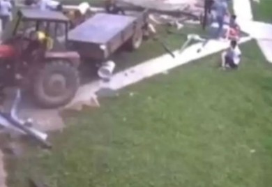 Objavljen snimak nesreće: Berači malina iz BiH traktorom se zakucali u ljetnjikovac (VIDEO)