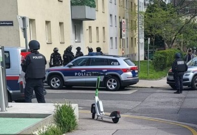 Muškarac iz BiH prijetio ženi nožem, specijalci upali u stan i uhapsili ga