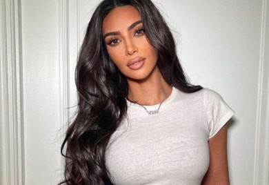 Iznenadila sve: Kim Kardašijan usred reklame skinula grudnjak VIDEO