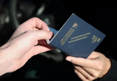 Djevojka iz BiH za 100 evra kupila pečat za pasoš, pala na granici sa Hrvatskom