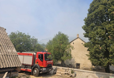 Požar kod Nevesinja aktivan, ali pod kontrolom, požar kod Novog Goražda prijeti kućama