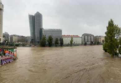 Drama u Beču, izlio se kanal Dunava: Kuće poplavljene, vatrogasci evakuišu ljude čamcima (FOTO/VIDEO)