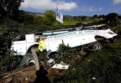 Autobus se prevrnuo, najmanje 20 osoba poginulo