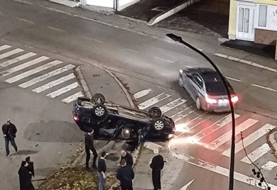 U saobraćajnoj nesreći automobil završio na krovu, intervenisali vatrogasci