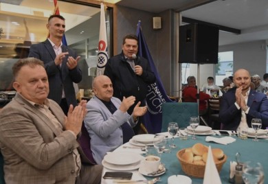 ADŽIĆ SJEDIO NA DVIJE STOLICE?! Kako je SNSD aktivista bio direktor i za vrijeme SDS