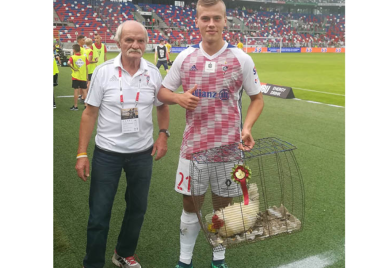 Igrač utakmice za nagradu dobio živu kokoš
