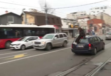 Automobil udario i nosio na krovu studentkinju (UZNEMIRUJUĆI VIDEO)