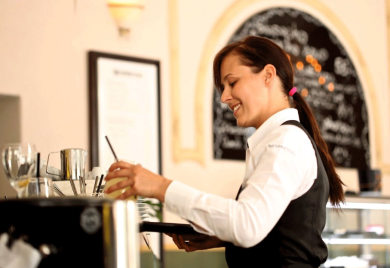 Plate na Jadranu veće nego ikad: Koliko će zaraditi konobari, kuvari, recepcioneri?