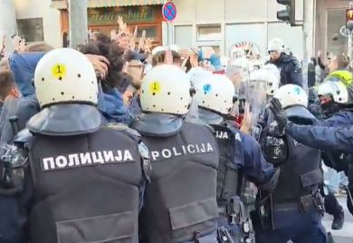Žandarmerija u opremi za demonstracije pokušala da potisne studente od RTS-a (VIDEO)