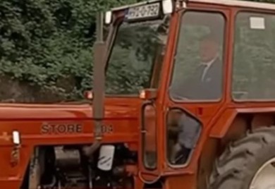 Stigao u velikom stilu: Maturant na proslavu došao traktorom VIDEO