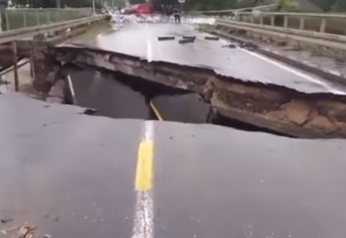 Snimljen trenutak urušavanja mosta kod Kraljeva (VIDEO)