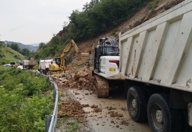 Klizište blokiralo put u Kaknju (FOTO)