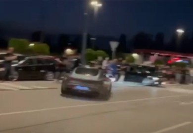 Strašna scena na parkingu u Zagrebu: Mercedesom se zaletio u grupu ljudi (UZNEMIRUJUĆI VIDEO)