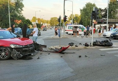 Saobraćajna nezgoda u centru Banjaluke: Sudarili se motor i auto