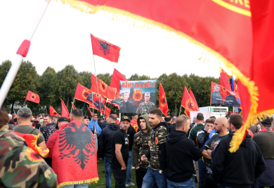 U Prištini izricanje presuda dočekano zvižducima, manje okupljenih nego u subotu