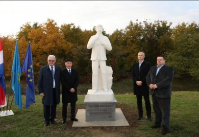 Otkriven spomenik Toši Proeskom u Novoj Gradiški