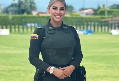 Policajka iz Kolumbije živa vatra: Kada izađe na teren niko ne gleda fudbal (VIDEO)