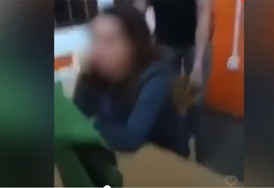 Učenici na času napali profesoricu i snimali