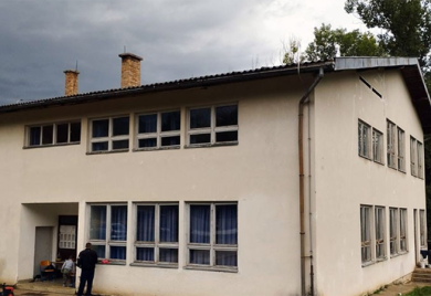 U srpskom selu Prekaja nastavu pohađaju samo dvije sestre, u školi i žive