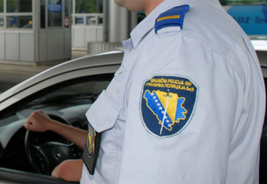 Tri granična policajca optuženi da su uzimali mito