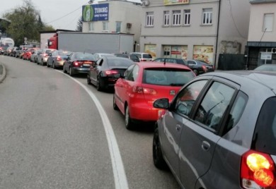 STIŽE DIJASPORA Dva granična prelaza u BiH od jutros opterećena