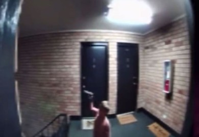 Dječak u pelenama u stubištu zgrade mahao napunjenim pištoljem (VIDEO)